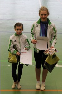 Wettkampf Maedchen_5 Urkunden zwei_crop